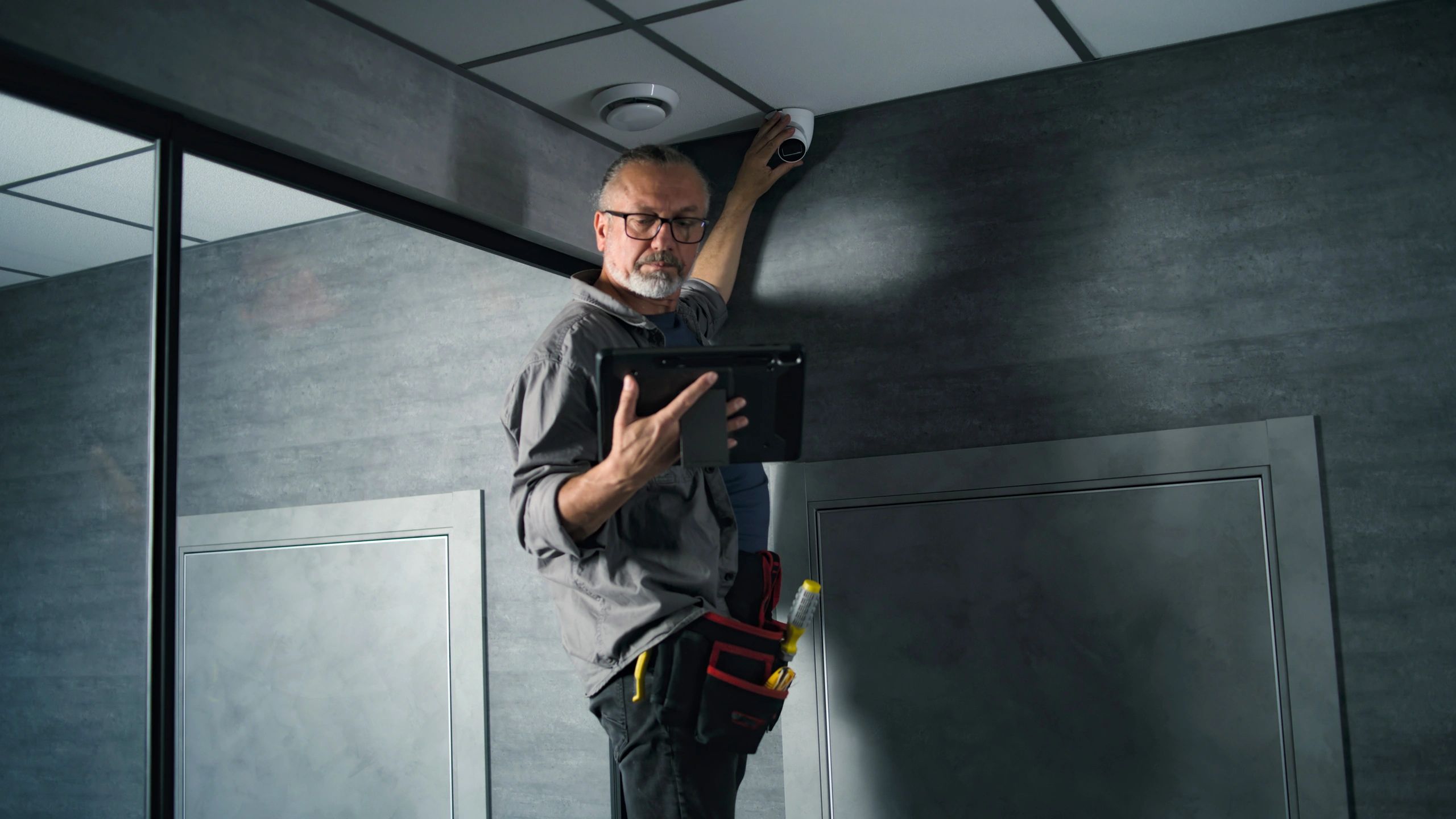 Técnico instalando una cámara CCTV en una oficina